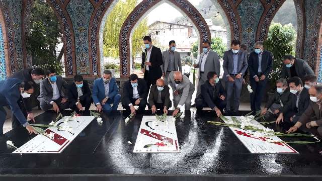 شهردار ، رییس و اعضای شورای شهر لاهیجان به شهیدان گمنام ادای احترام کردند